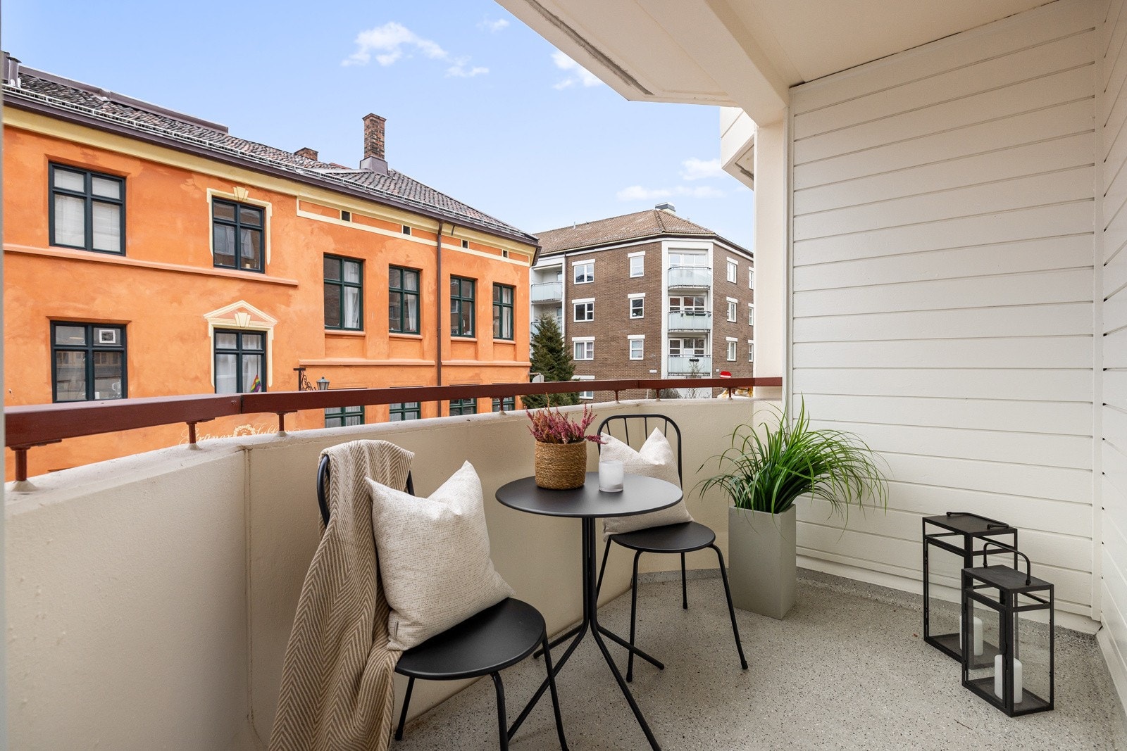 Her er det plass til sittegruppe, beplantning og lignende. På sommerstid er det sol fra 13:00-18:30. Galleribilde