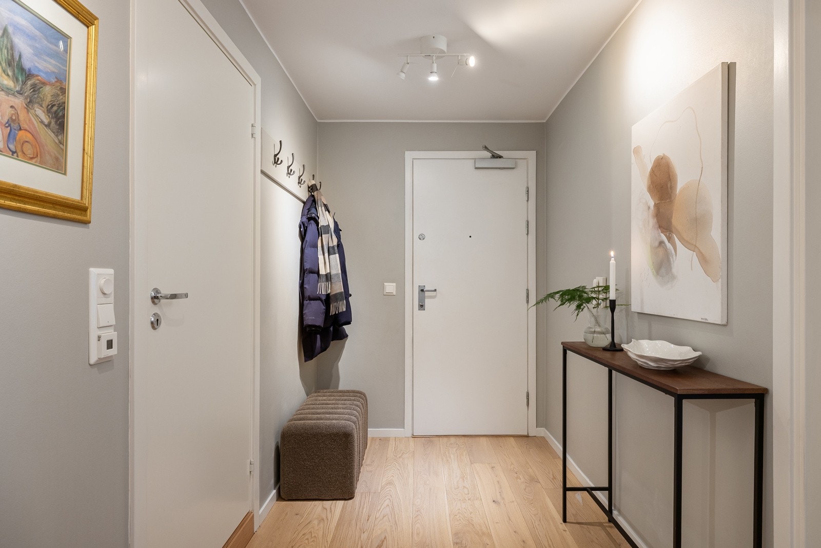 Når du kommer inn i leiligheten, møtes du av en lys og innbydende entré med plass til å henge fra seg yttertøy og sette fra seg sko. Galleribilde