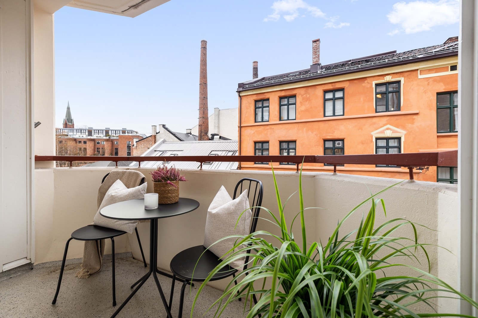 Balkongen fungerer som en naturlig forlengelse av stuen på varme dager. Galleribilde