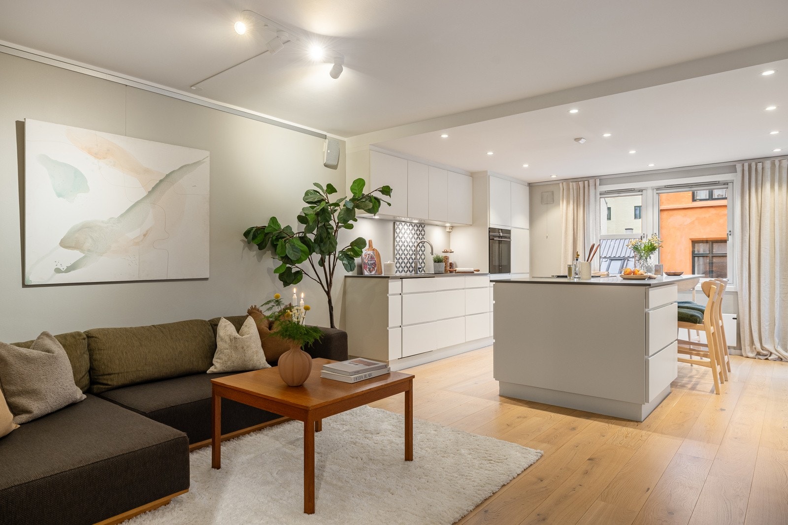 Det er store vindusflater og utgang til balkong, noe som gir rikelig med naturlig lys og en luftig atmosfære. Galleribilde