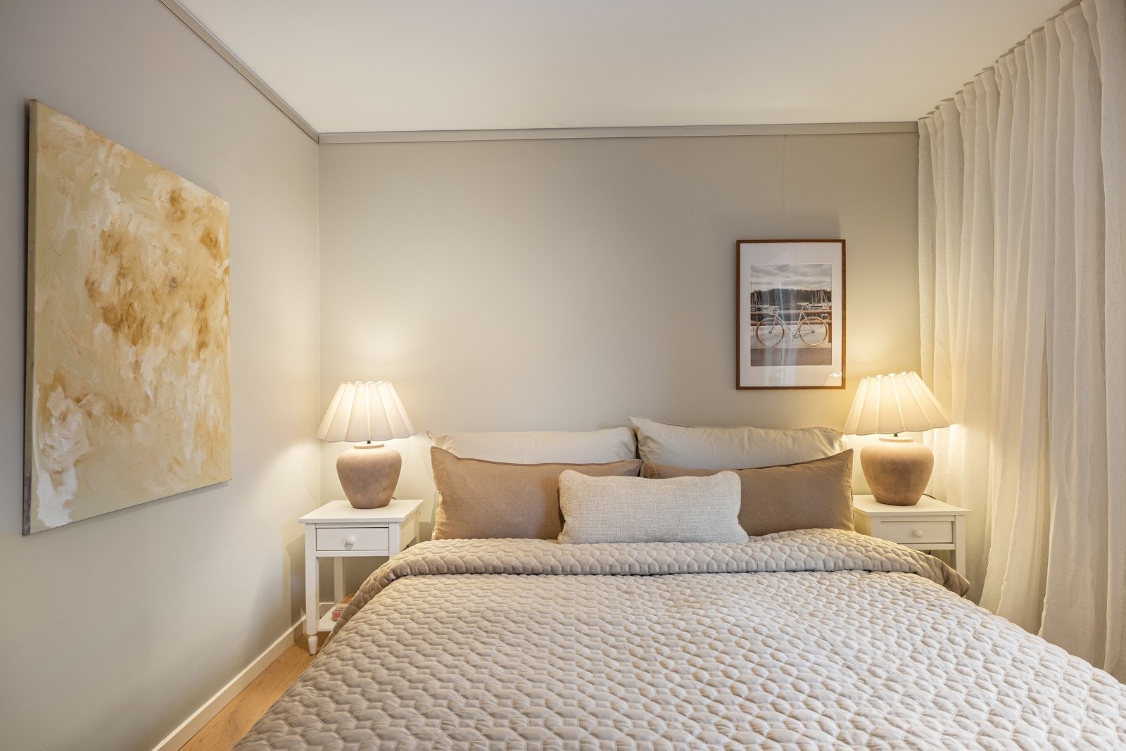 Hovedsoverommet er hyggelig og romslig, med god plass til dobbeltseng, nattbord og garderobeløsning. Galleribilde