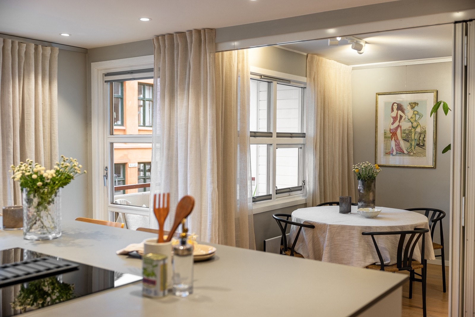 Videre er det installert komfyrvakt i himling over koketoppen og avløpspumpe under kjøkkenvasken. Galleribilde