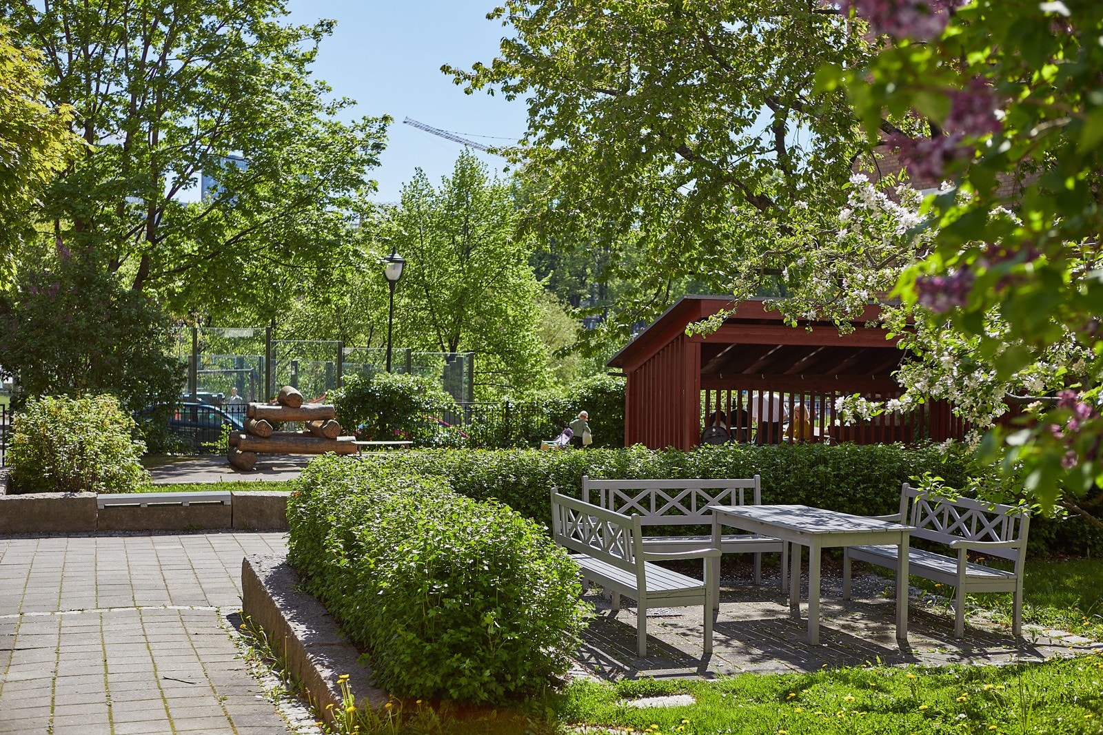 Borettslaget har en fin bakgård for beboerne, med sittegrupper som har sol nesten hele dagen. Galleribilde