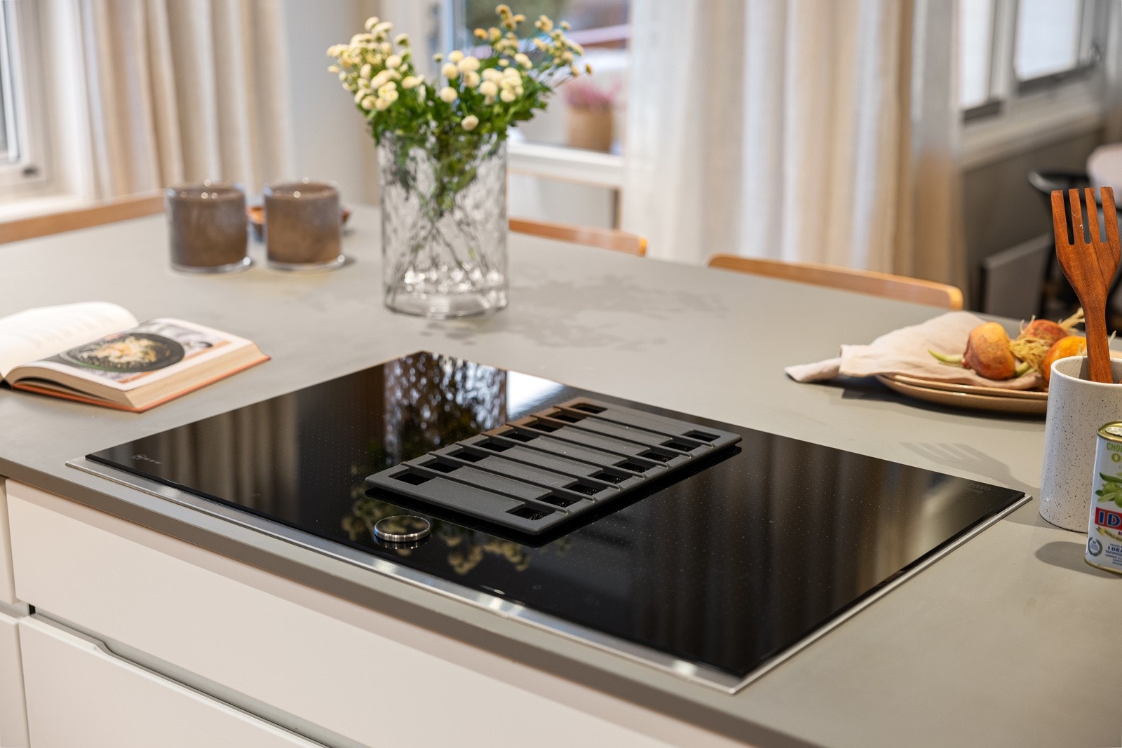 Kjøkkenet har integrerte hvitevarer bestående av stekeovn, koketopp med integrert kjøkkenventilator, oppvaskmaskin, fryseskap og kjøleskap - alle medfølger handelen. Galleribilde