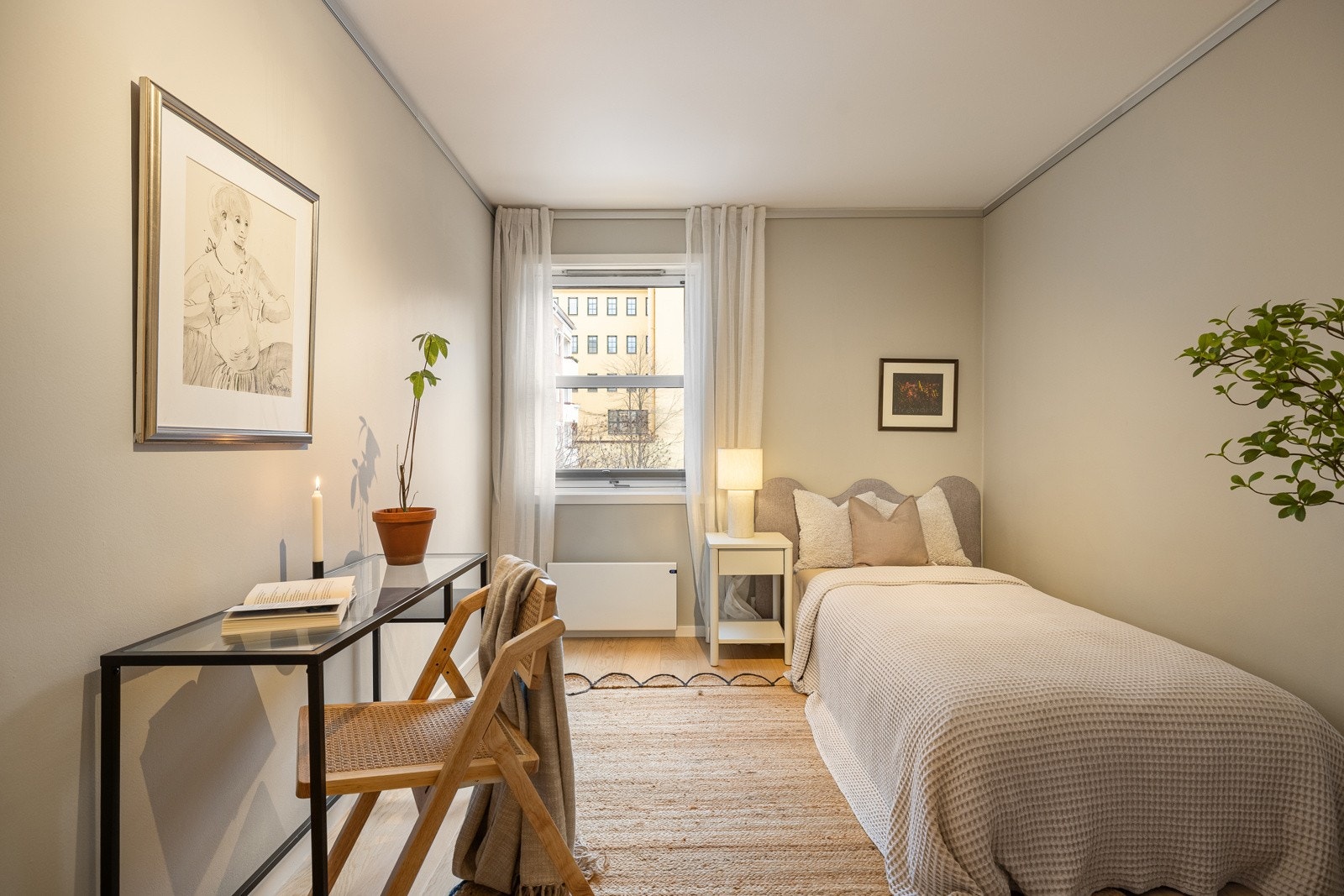 De to rommene som i dag benyttes som soverom, vender mot en rolig bakgård. Galleribilde