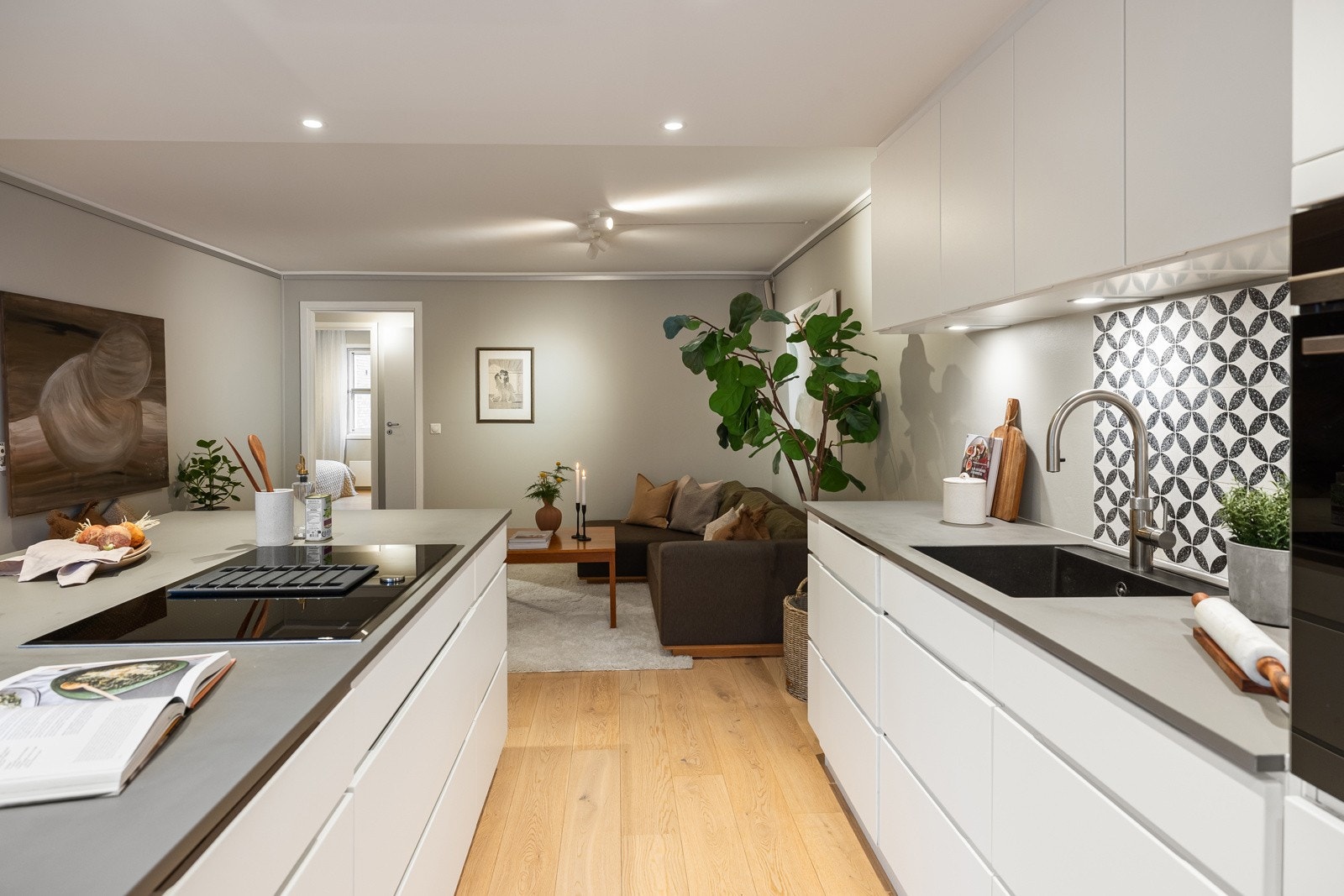 Boligen er vesentlig oppgradert de siste årene og fremstår moderne og gjennomført, med stilrent uttrykk og gjennomtenkte løsninger. Galleribilde