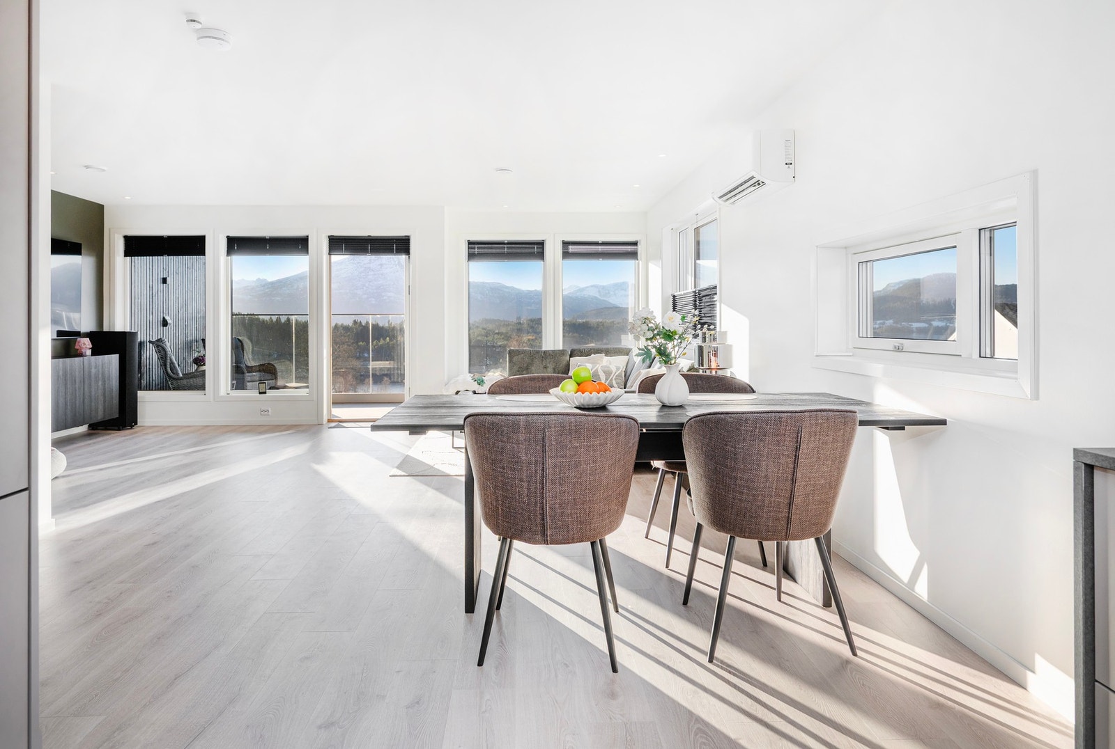 Kjøkkenet er i en åpen og sosial løsning mot stuen. Galleribilde