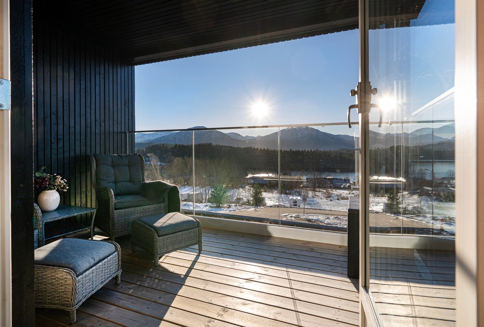 Eiendommen er beliggende i Bøbrekka noe øst for Skodje sentrum. Galleribilde