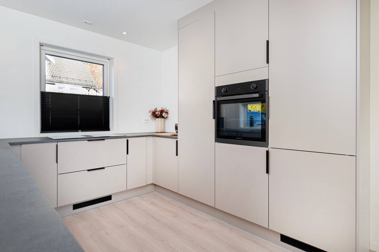 Flott kjøkkeninnredning fra Norema med integrerte hvitevarer. Galleribilde