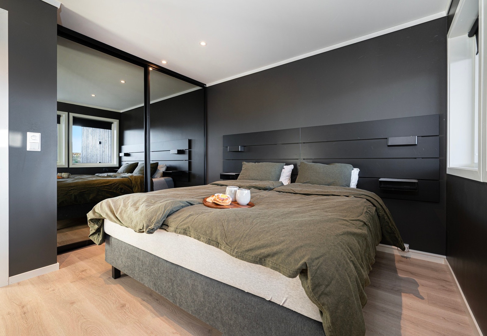 Hovedsoverom med plass til dobbeltseng og god plass i skyvedørsgarderobe. Galleribilde