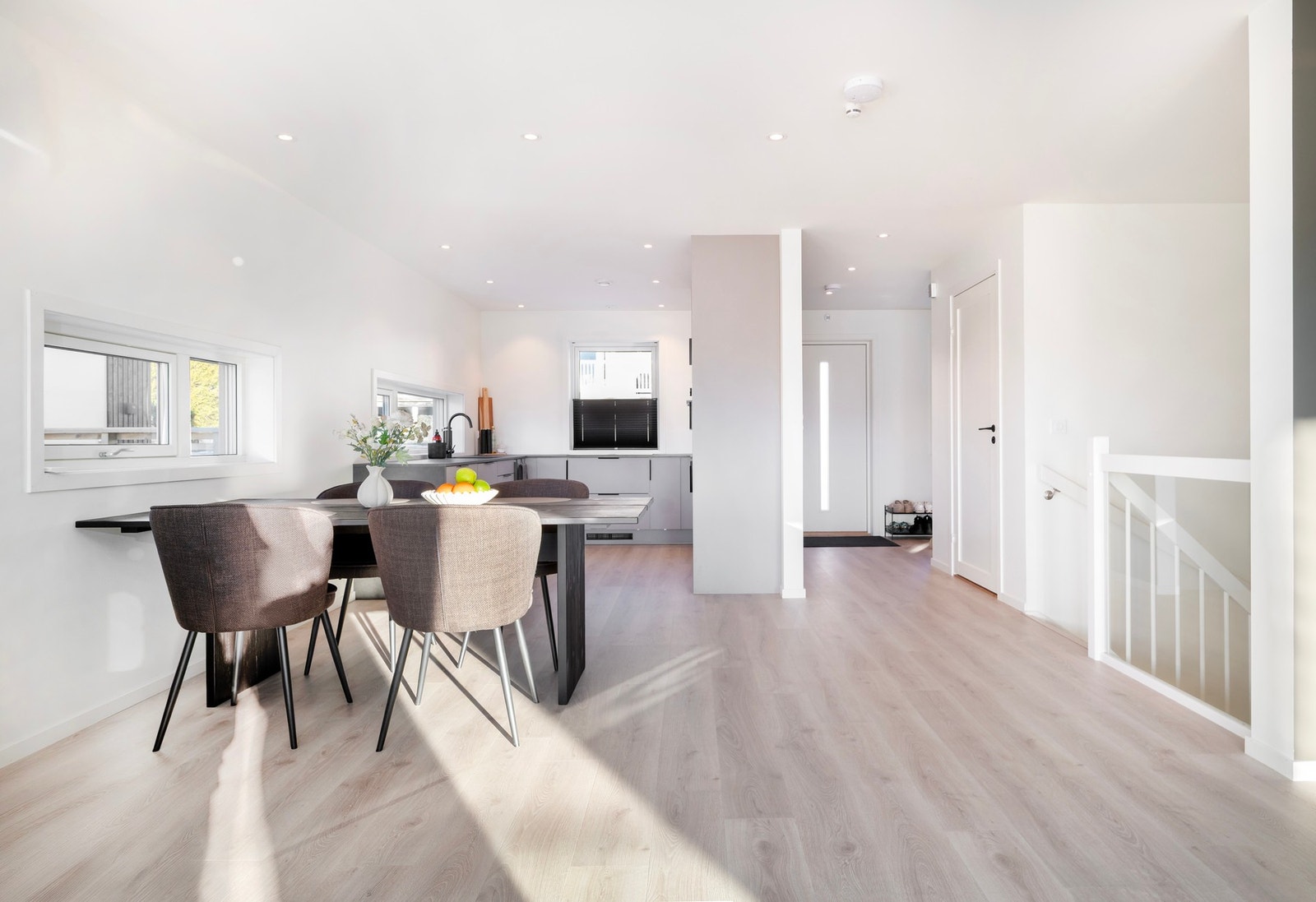 Boligen strekker seg over to plan og har en praktisk planløsning. Galleribilde