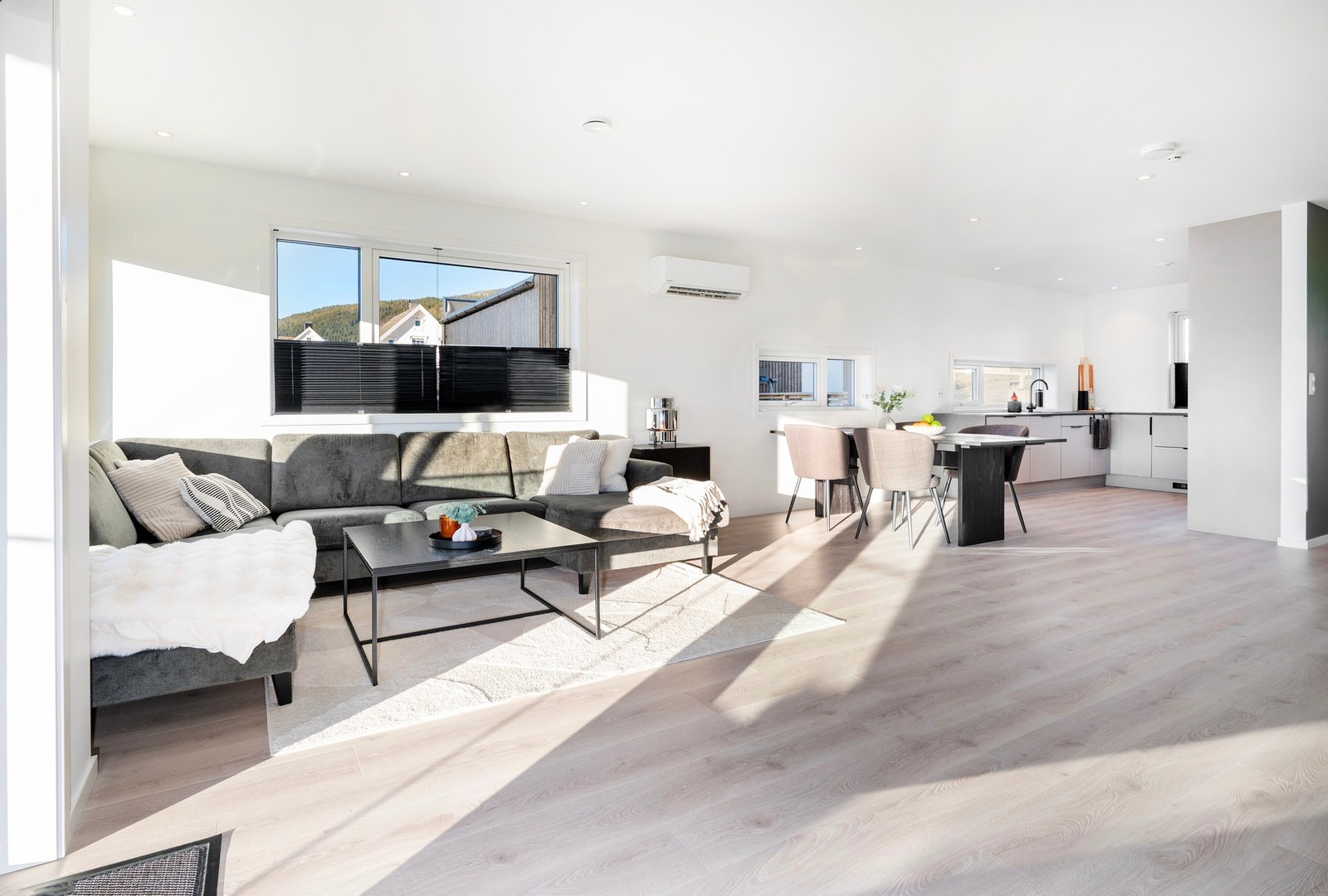 Boligen er påkostet med spotter i tak og varmepumpe. Galleribilde