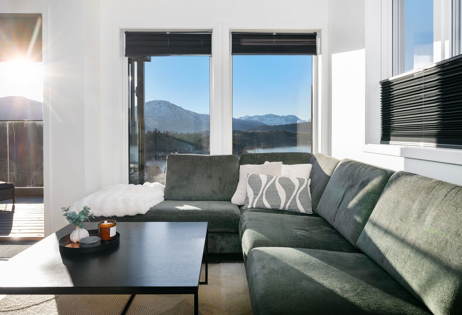 Store vindusflater slipper inn godt med naturlig lys. Galleribilde