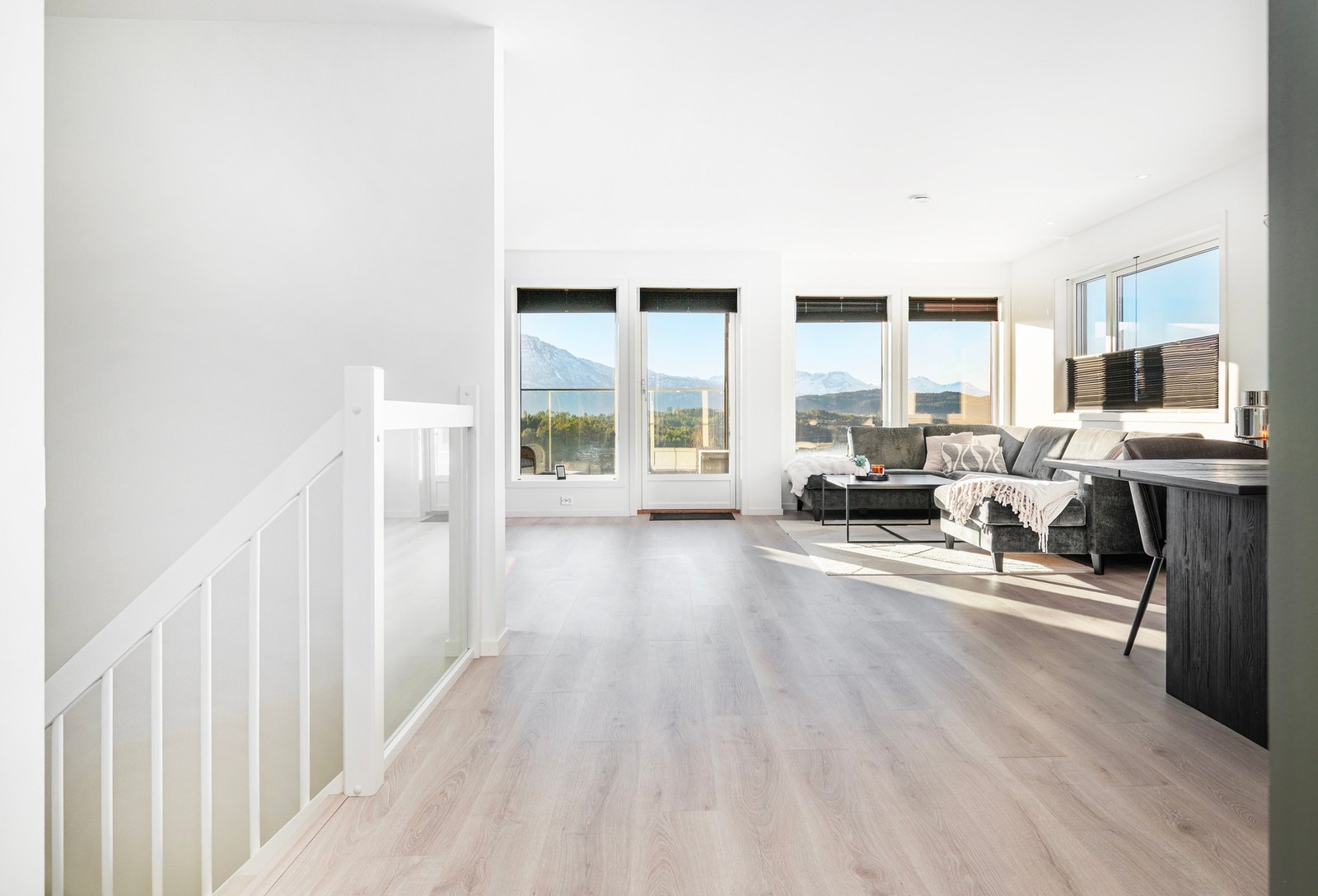 Boligen har lakkert tretrapp. Galleribilde