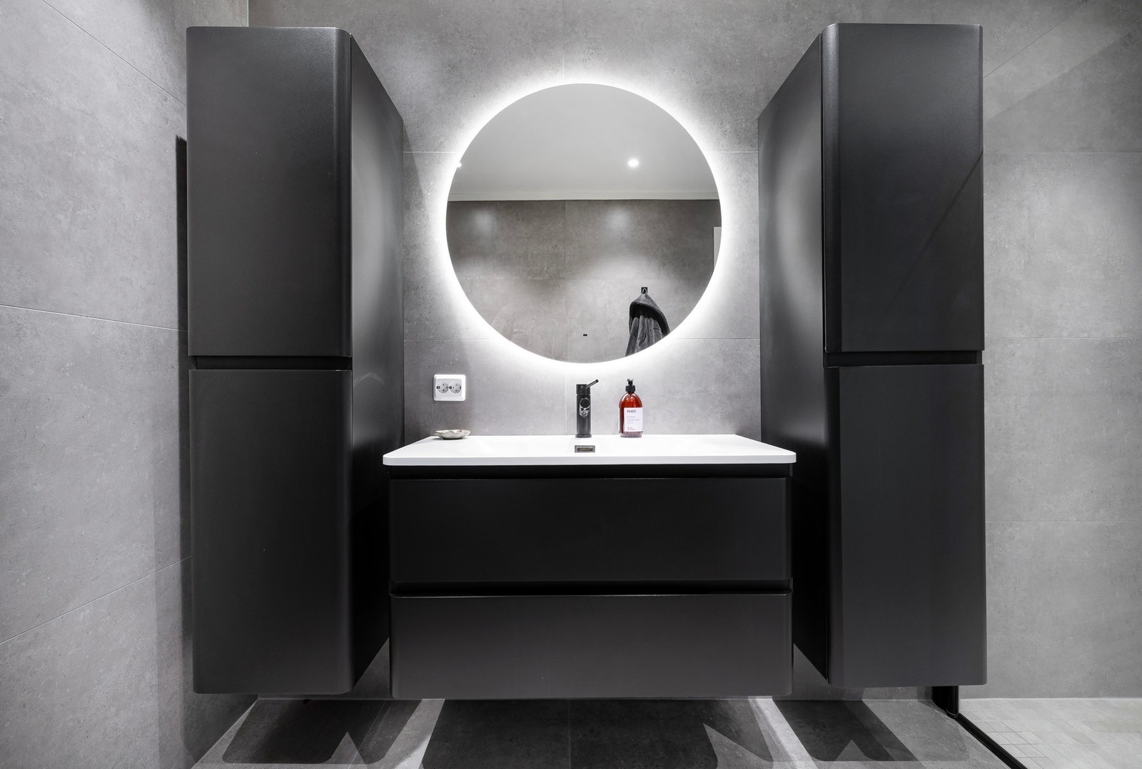 Godt med oppbevaringsplass i baderomsinnredningen. Galleribilde