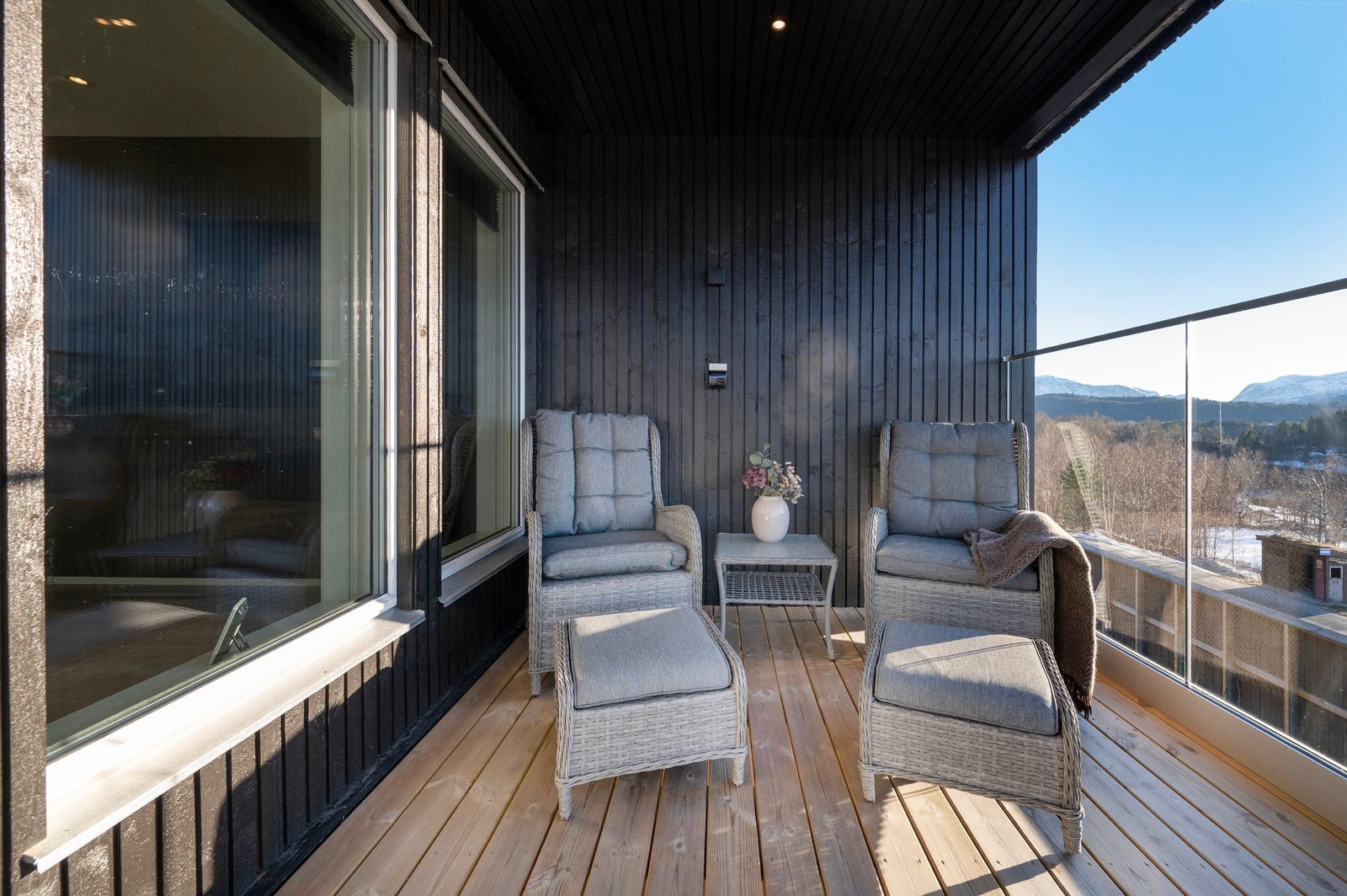 Veranda med utgang fra stue/kjøkken på ca. 8 m². Galleribilde