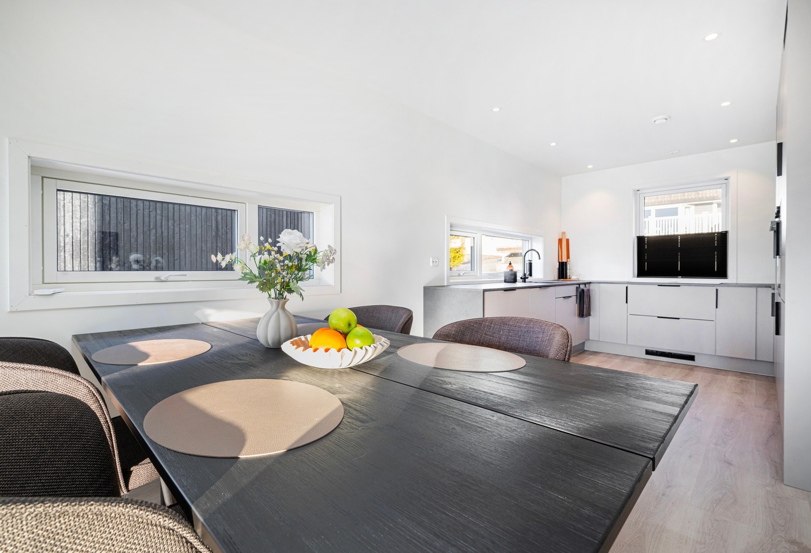 Naturlig sone for spisegruppe i tilknytning kjøkkenet. Galleribilde