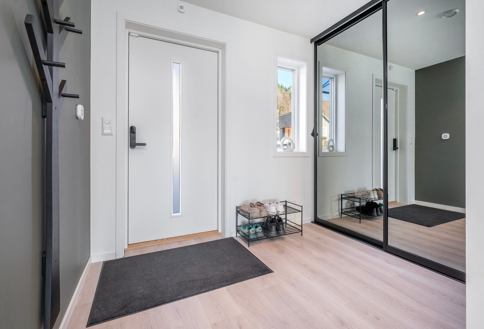 Garderobeskapet i entrè sikrer godt med oppbevaringsplass. Galleribilde