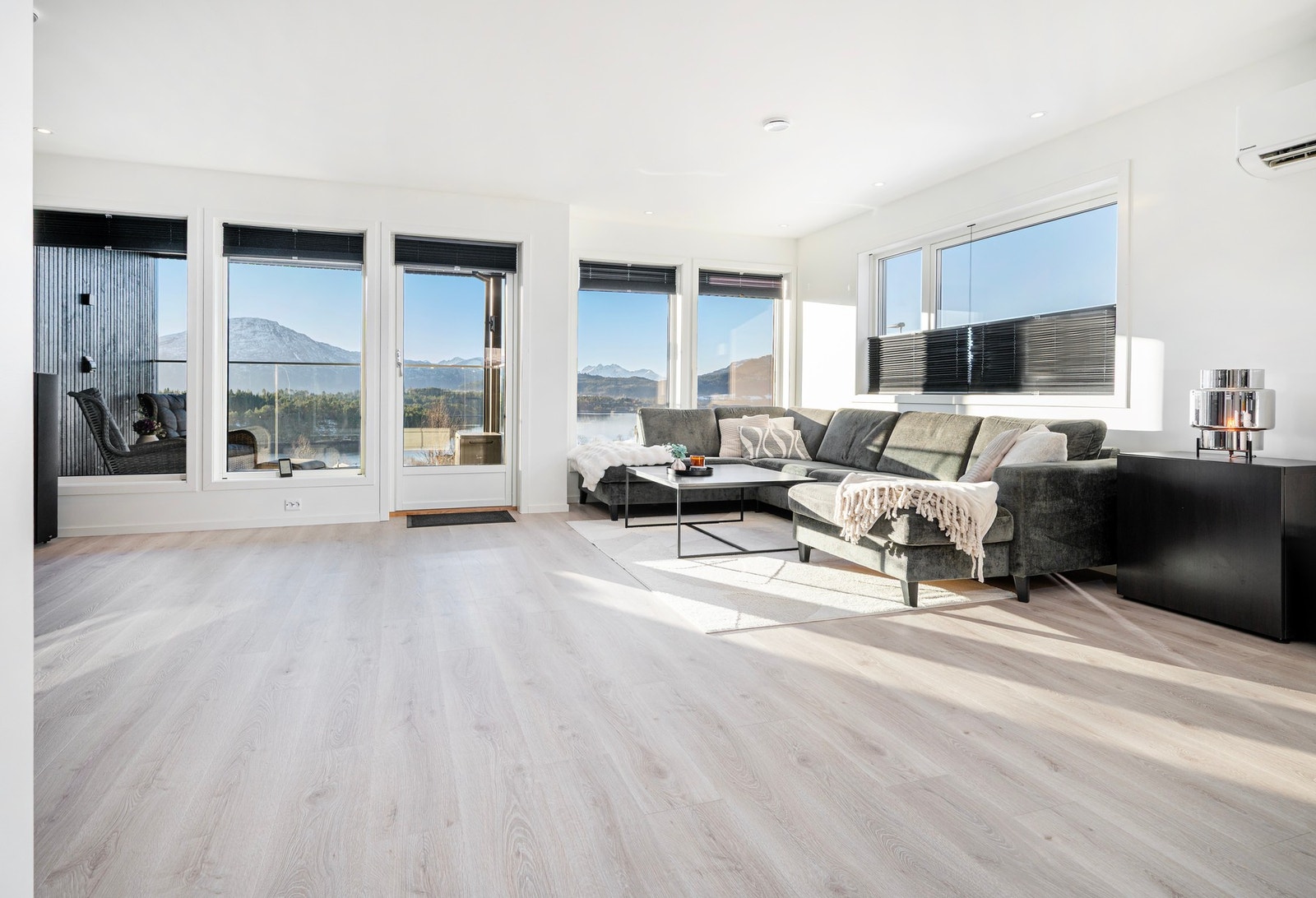 Store vindusflater sørger for godt med naturlig lysinnslipp og flott utsikt. Galleribilde