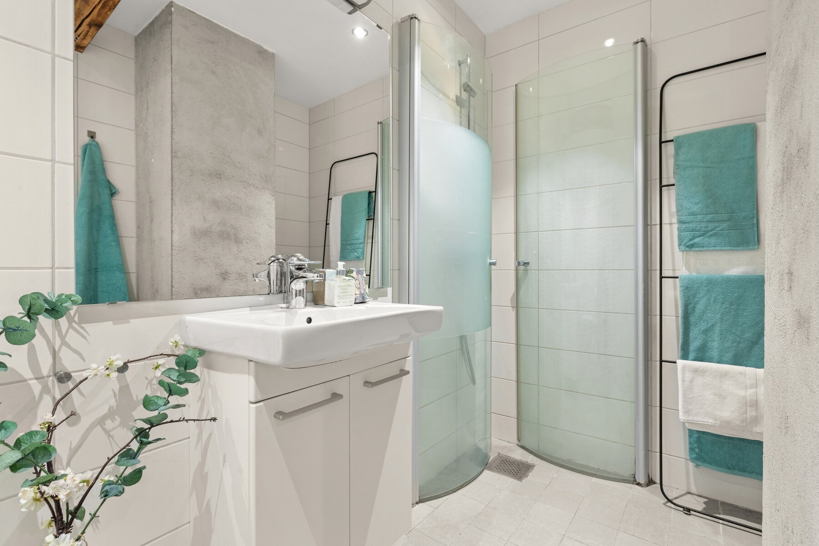 Bad er antatt fra 2013, med flislagt gulv og varmekabler. Galleribilde