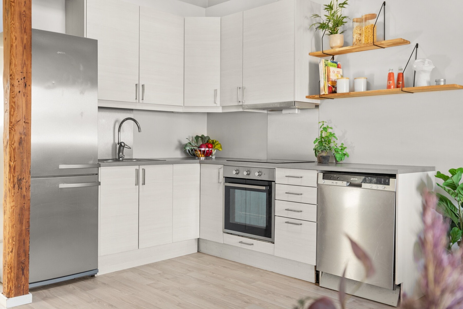 Sigdal kjøkkeninnredning med glatte fronter og laminat benkeplater. Galleribilde