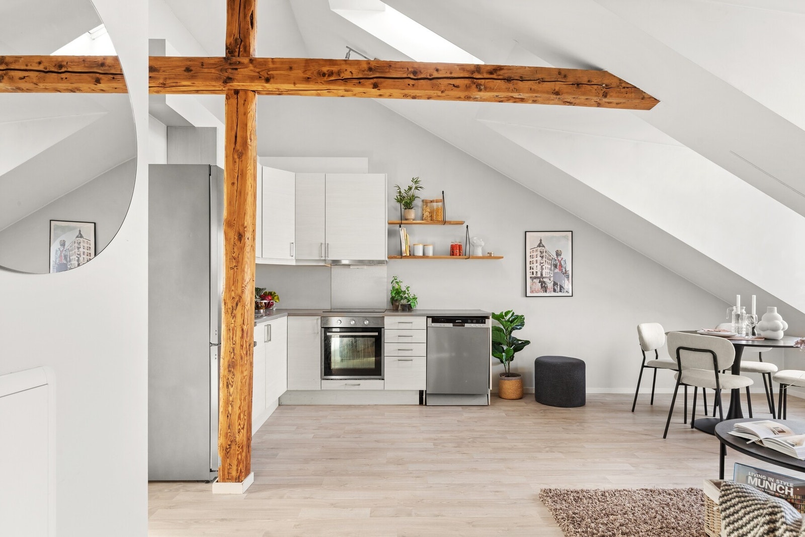 God skap- og benkeplass på kjøkkenet. Galleribilde