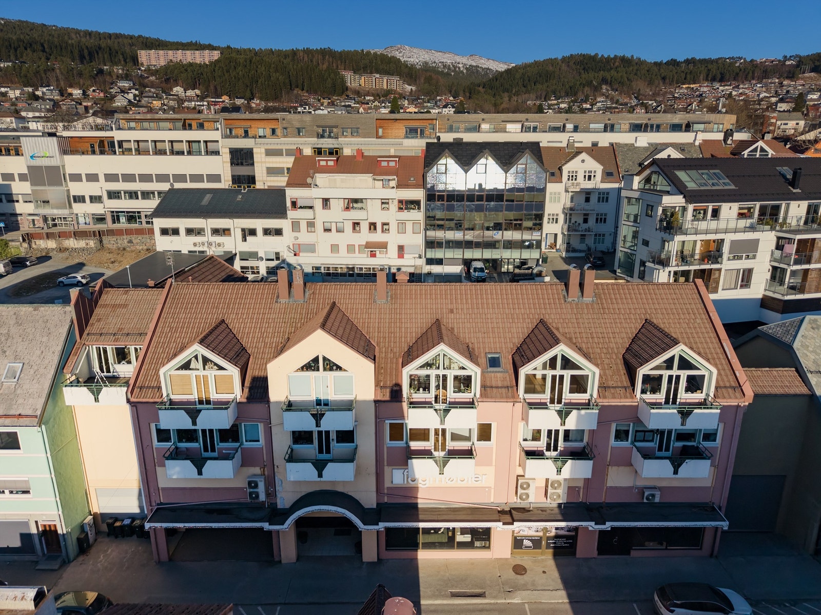 Kombinert nærings- og boligbygg oppført over 4 plan med butikk i 1. etasje, parkeringshus i 2. etasje og leiligheter i 3.- og 4. etasje. Galleribilde