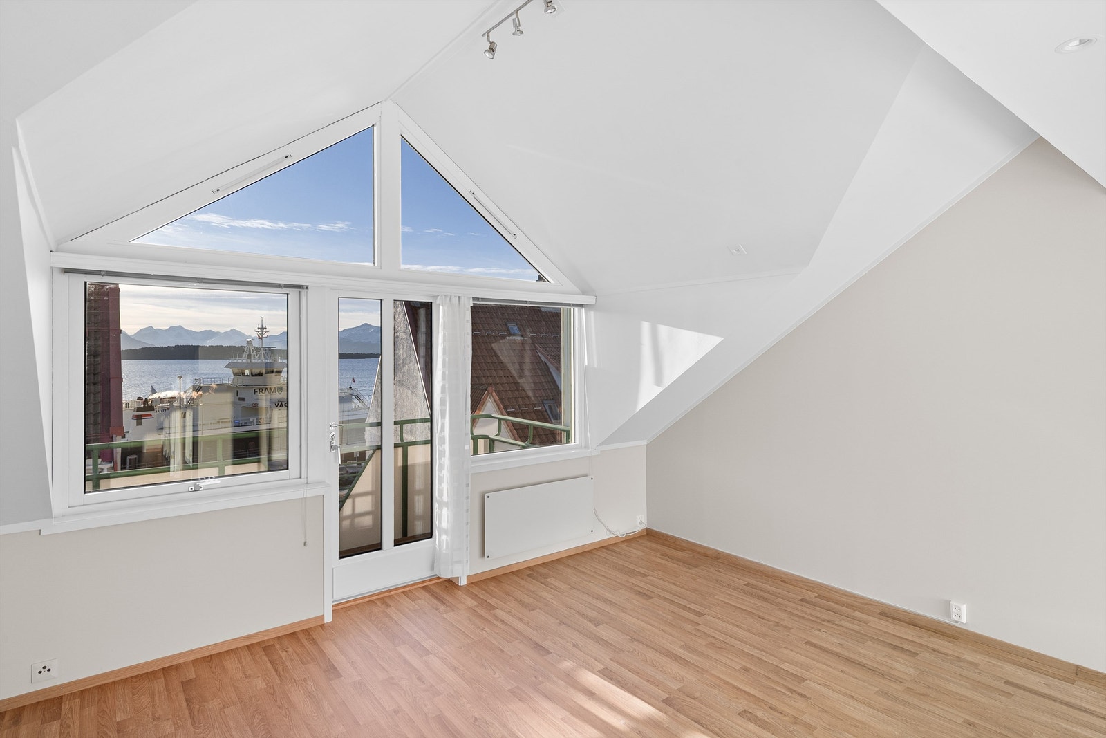 Trivelig stue med gode vindusflater og høy himling Galleribilde