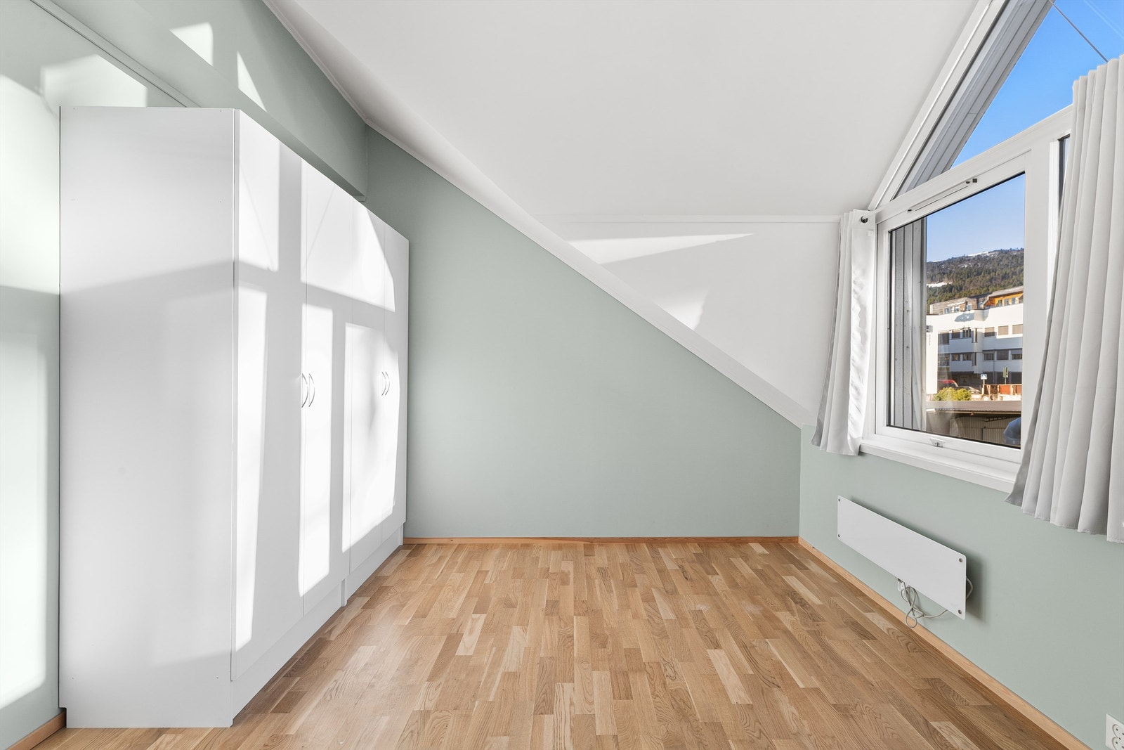 Garderobeskap montert i soverom Galleribilde