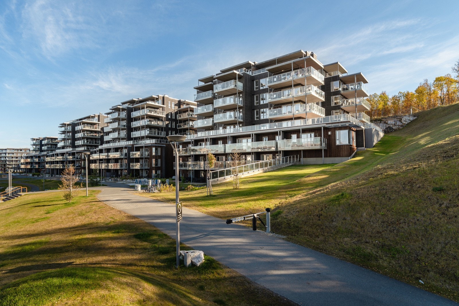 Workinntoppen er pent opparbeidet med asfalterte internveier og to gapahuk med grillplasser. Området har flotte felles uteområder med gode solforhold.