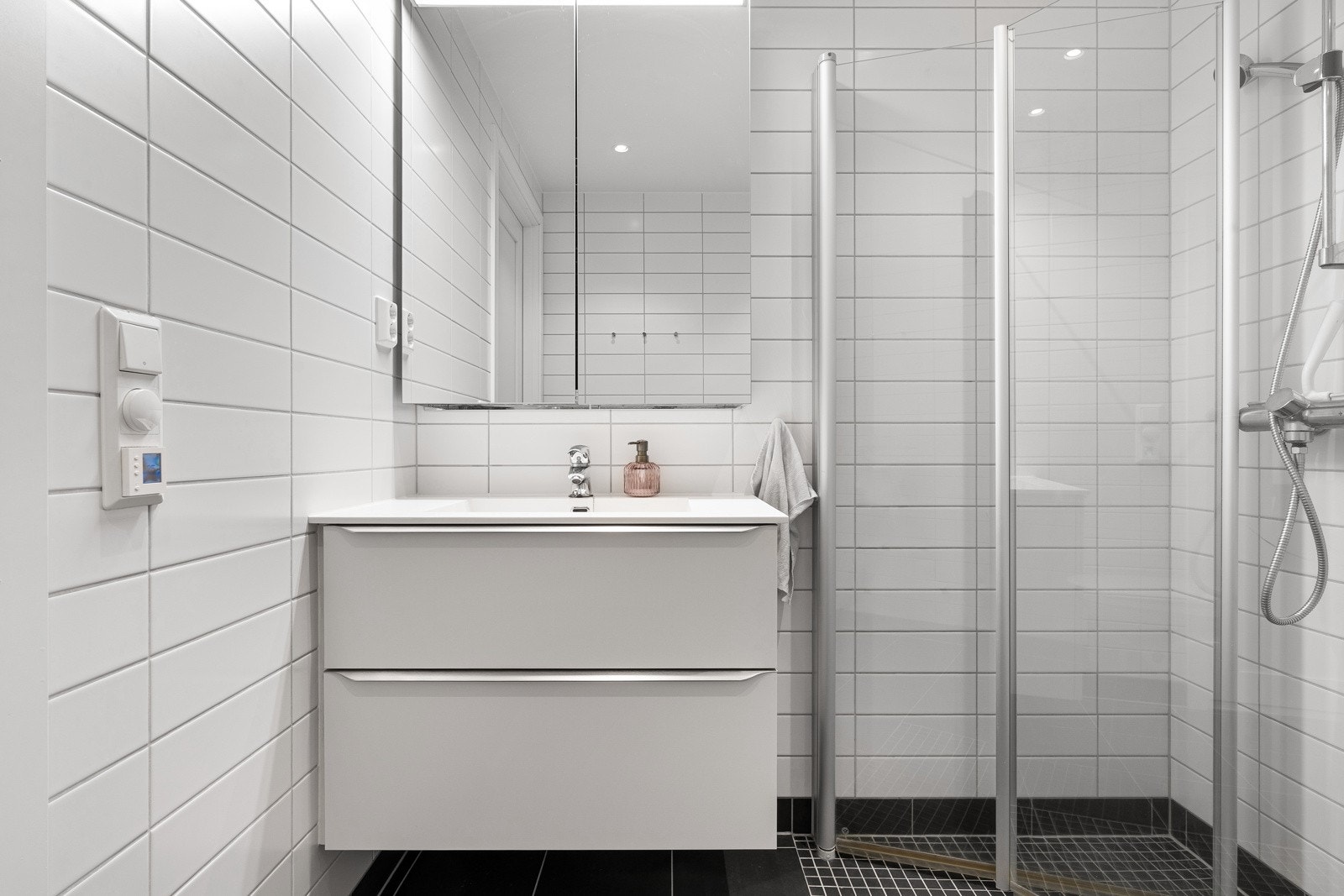 Varmekabler i gulv og spotter i tak.