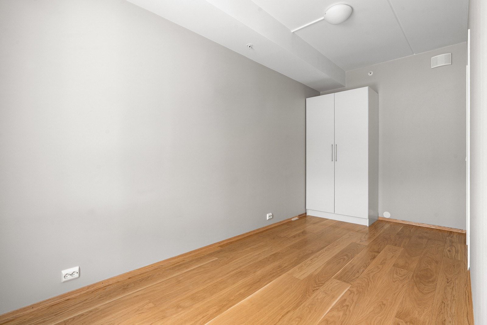 Soverommet har garderobeskap.