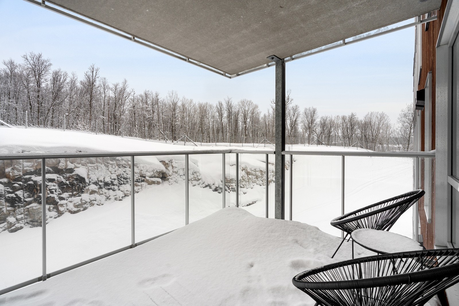 Leiligheten ligger i 6.etasje og har stor takoverbygd balkong.