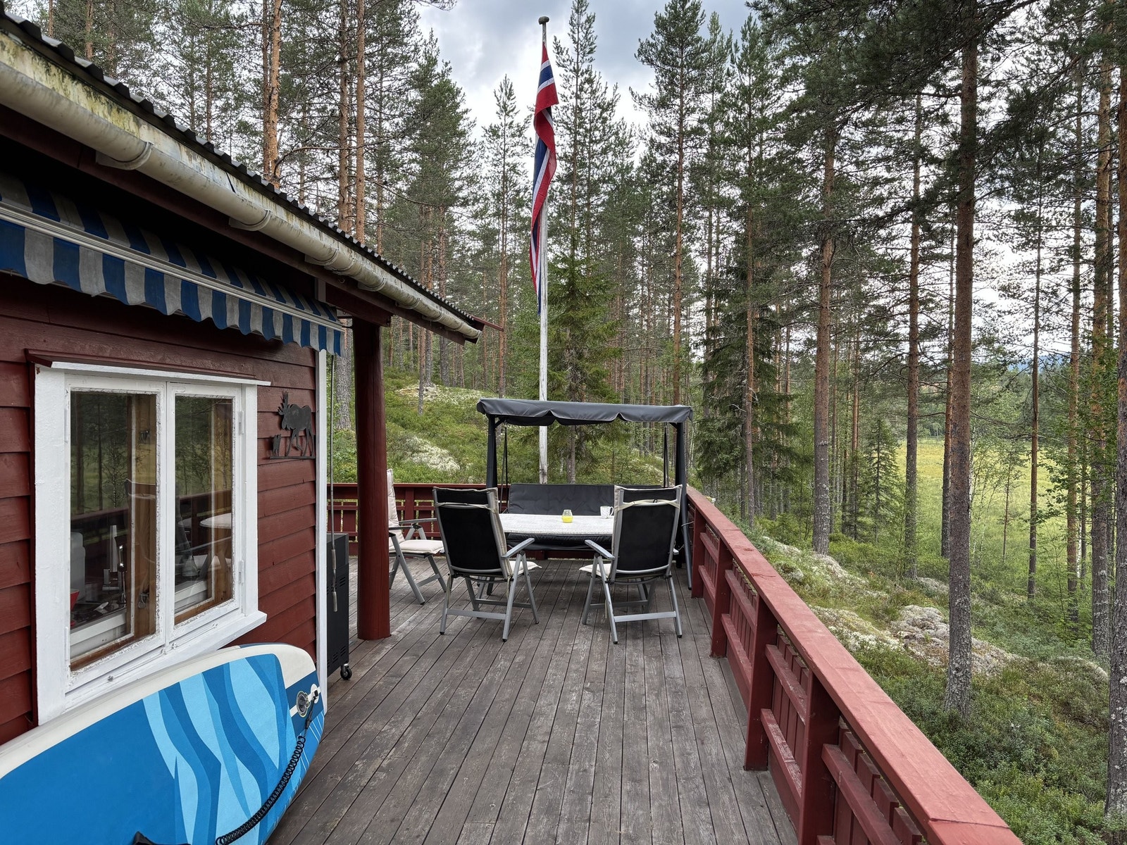 Stor terrasse, spiseplass og grill. Galleribilde