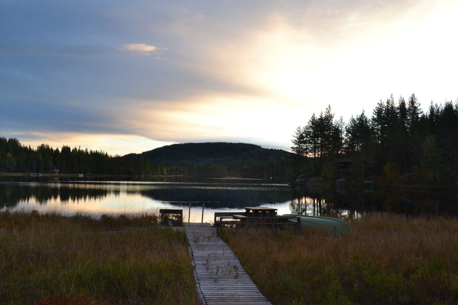 Stille ved vannet, høst Galleribilde