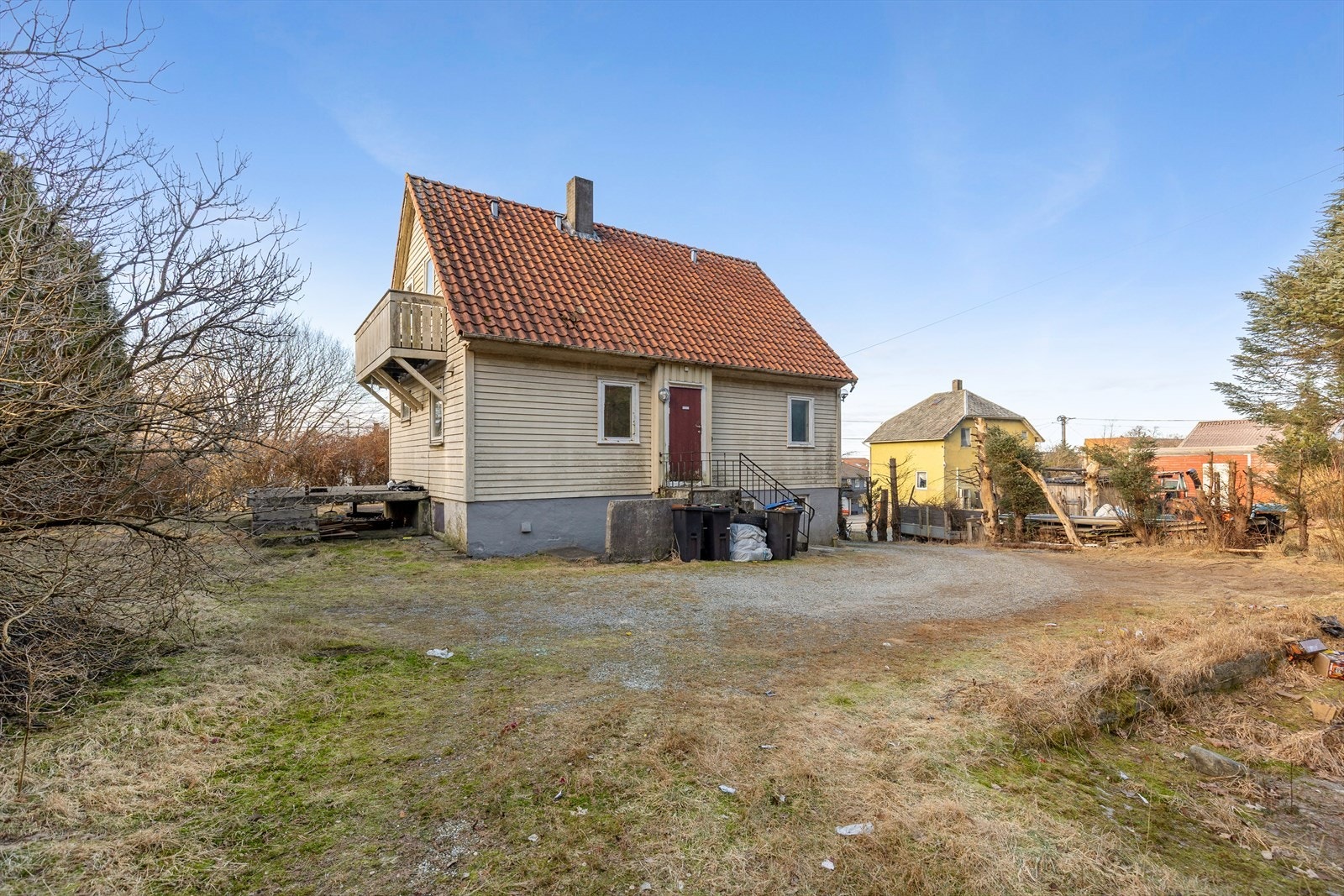 Stor og flat tomt. God plass til parkering. Galleribilde