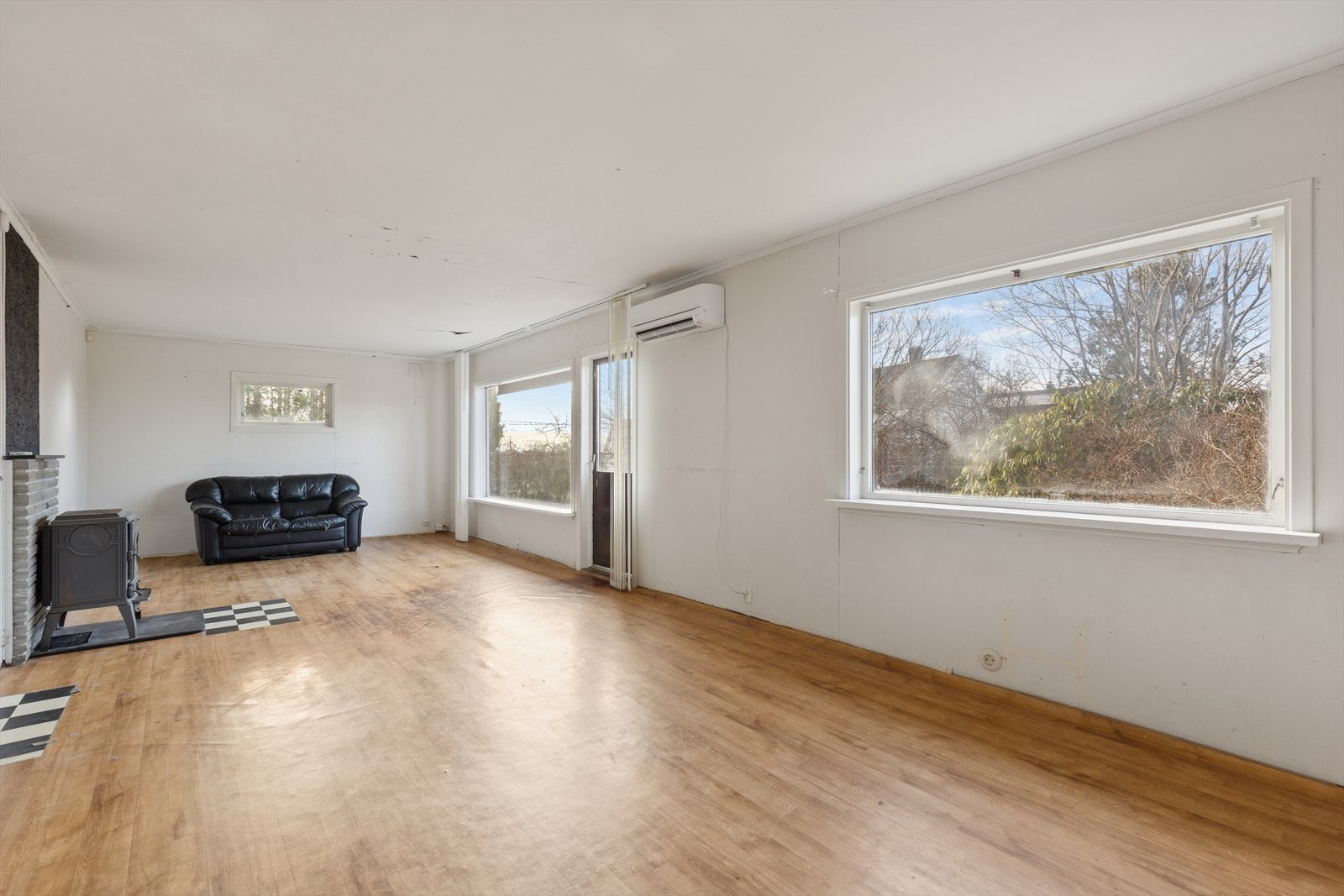 Romslig stue med utgang til terrasse. Galleribilde