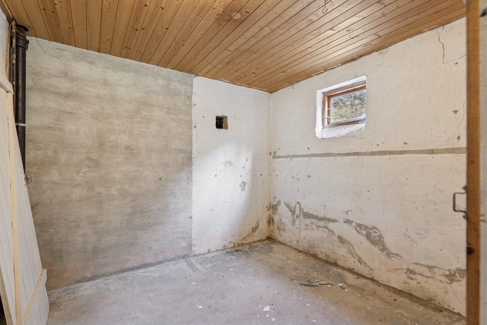 Takhøyde i kjeller er 2.05m. Galleribilde