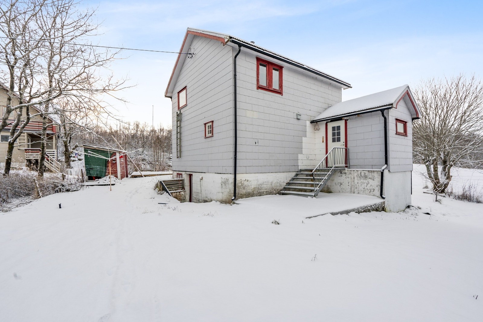 Eiendommen ligger i relativt flatt terreng. Galleribilde