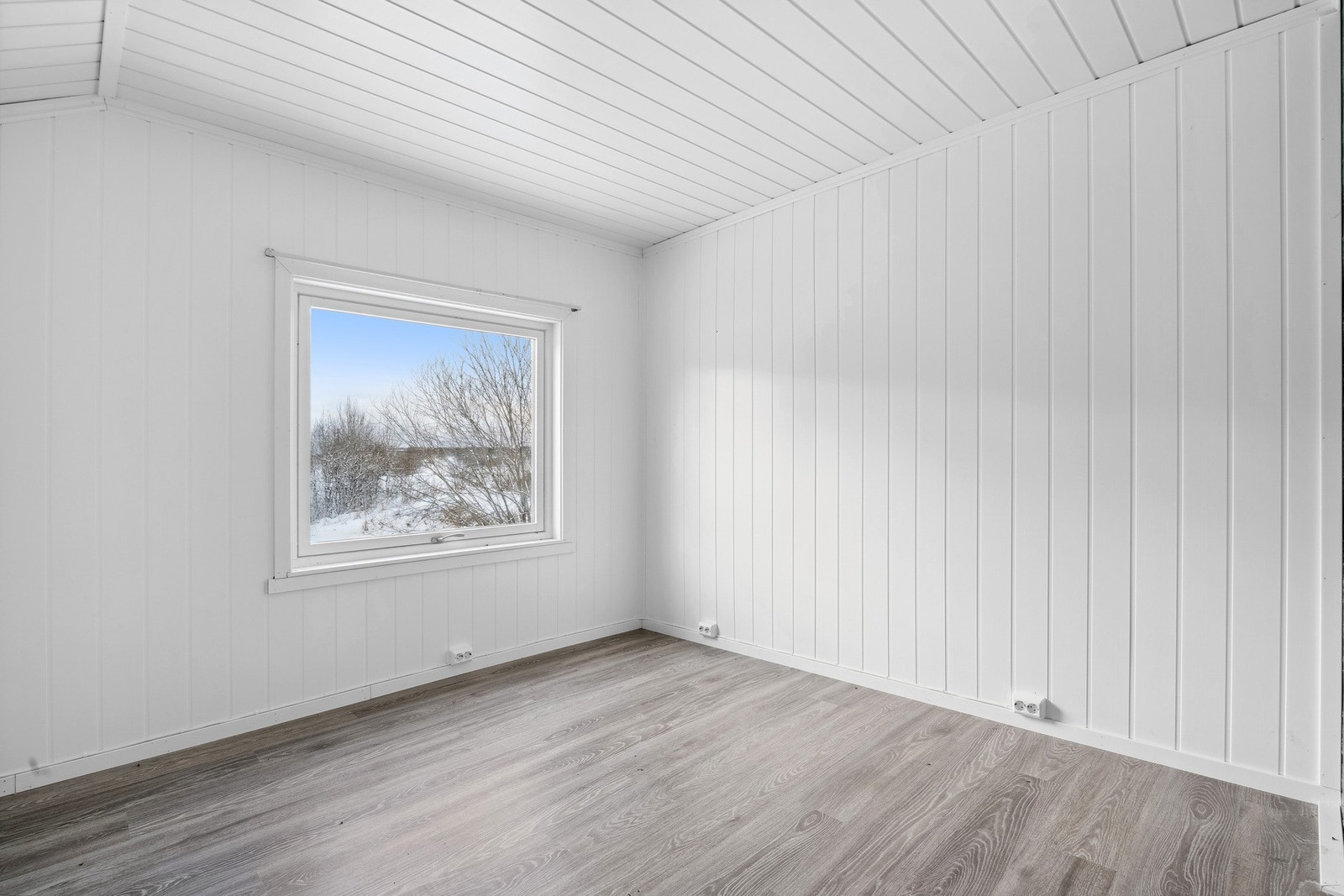 Det er etterisolert yttervegg fra innsiden på 2 av soverommene. Galleribilde