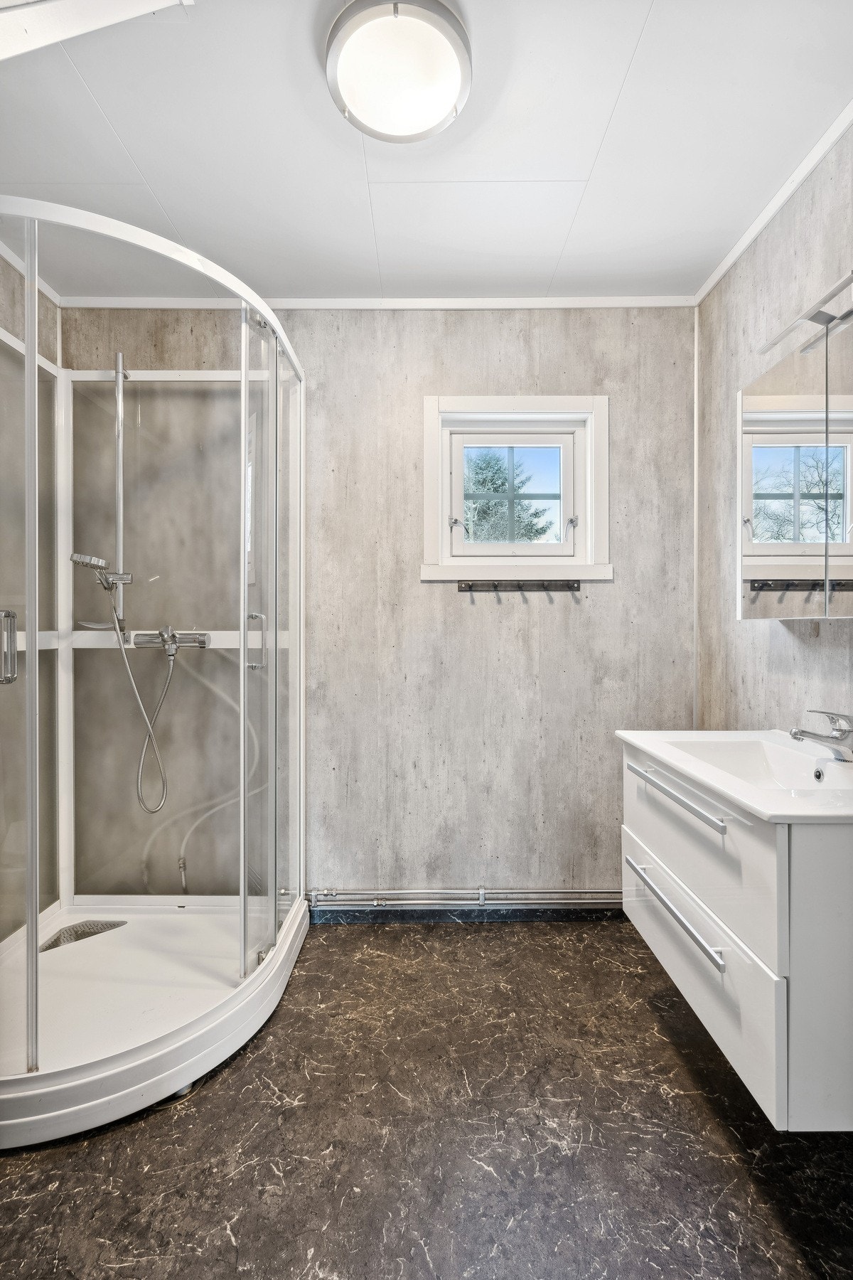 Badet ble renovert i 2019, og har belegg på gulv og våtromsplater på vegg. Galleribilde