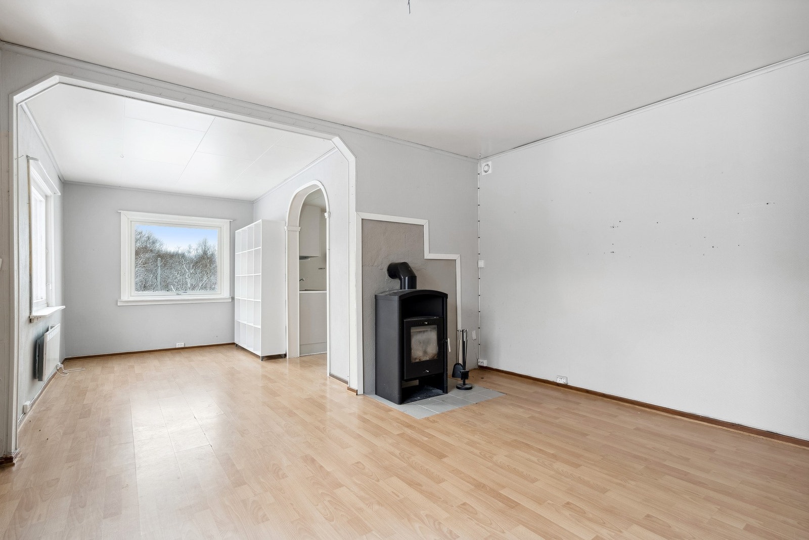 Stuen er lys, og med malte slette plater på vegg og tak. Galleribilde