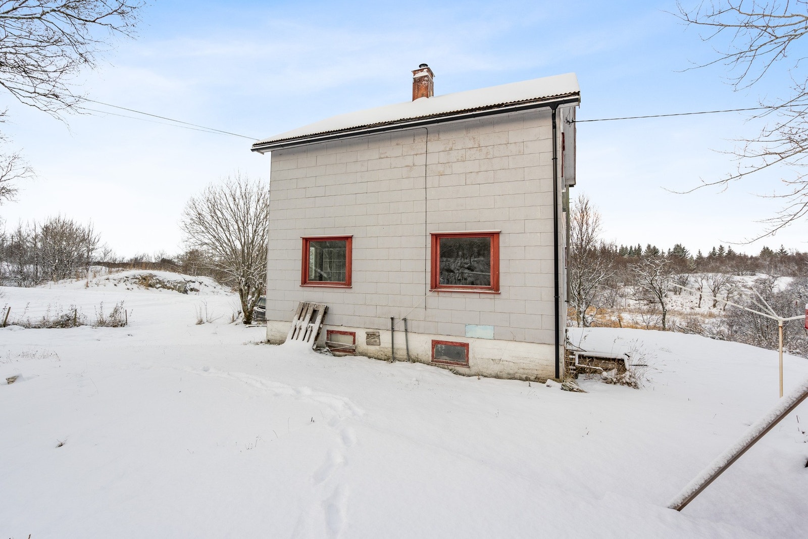 Drenering på fasade nordøst er fra 2021, opplyser eier. Galleribilde