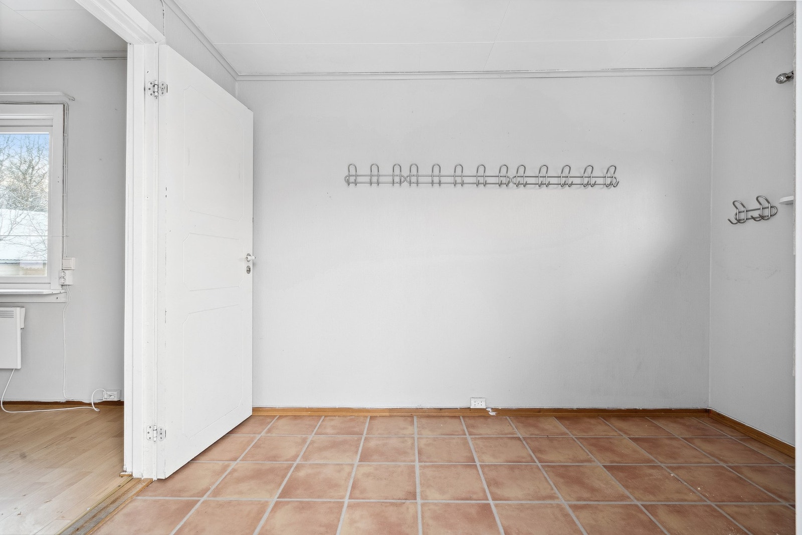 1. etasje består av entre, kjøkken, spisestue, stue, gang og bad. Galleribilde