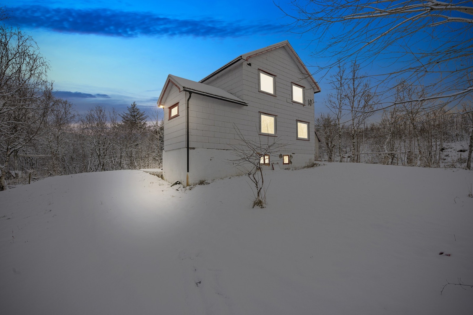 Byggeår er 1951, og utvendig er veggene kledd med eternittplater. Galleribilde