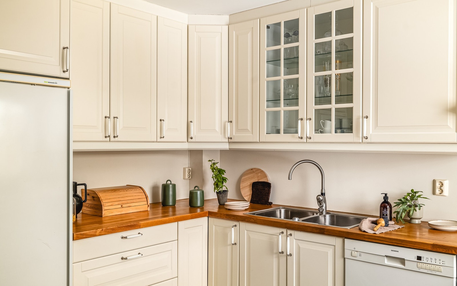 Både over- og underskap sikrer godt med oppbevaringsplass Galleribilde