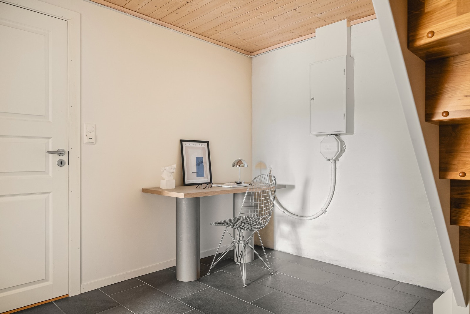 Ved trappen er det mulighet for å innrede med et lite skrivebord - perfekt som hjemmekontor! Galleribilde
