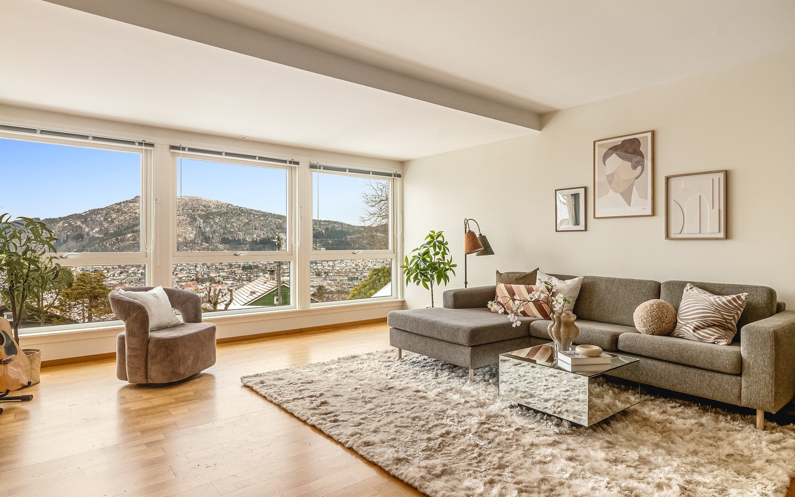 Store vindusflater gir rikelig med naturlig lys og skaper en god atmosfære i rommet Galleribilde