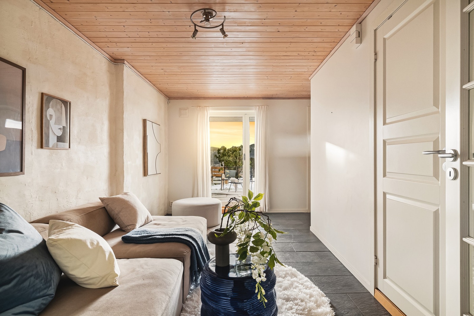 I underetasjen finner man boligens andre stue Galleribilde