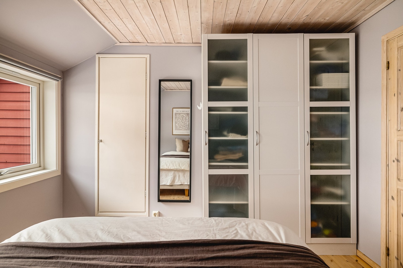 Like ved finner man en praktisk bod som sikrer godt med ekstra oppbevaringsplass Galleribilde